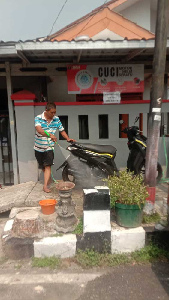 Dapik and his C and K vehicle-washing business