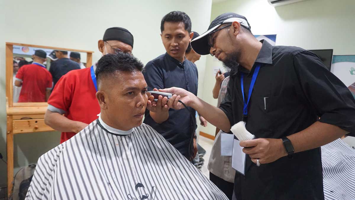 Participants in YIIM and Insight Investments Management hybrid barber training