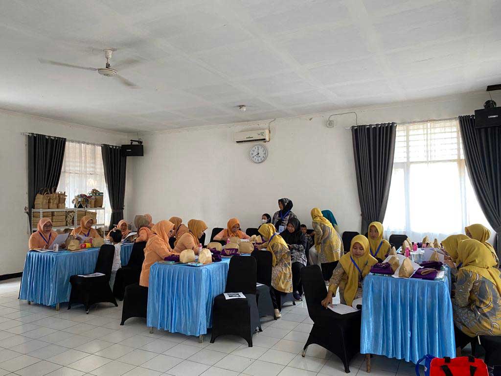 Participants attend makeup skills training in Carenang Participants attend makeup skills training in Carenang