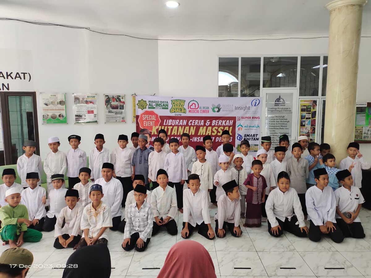 Mass circumcision medical support for children in Kebayoran Lama