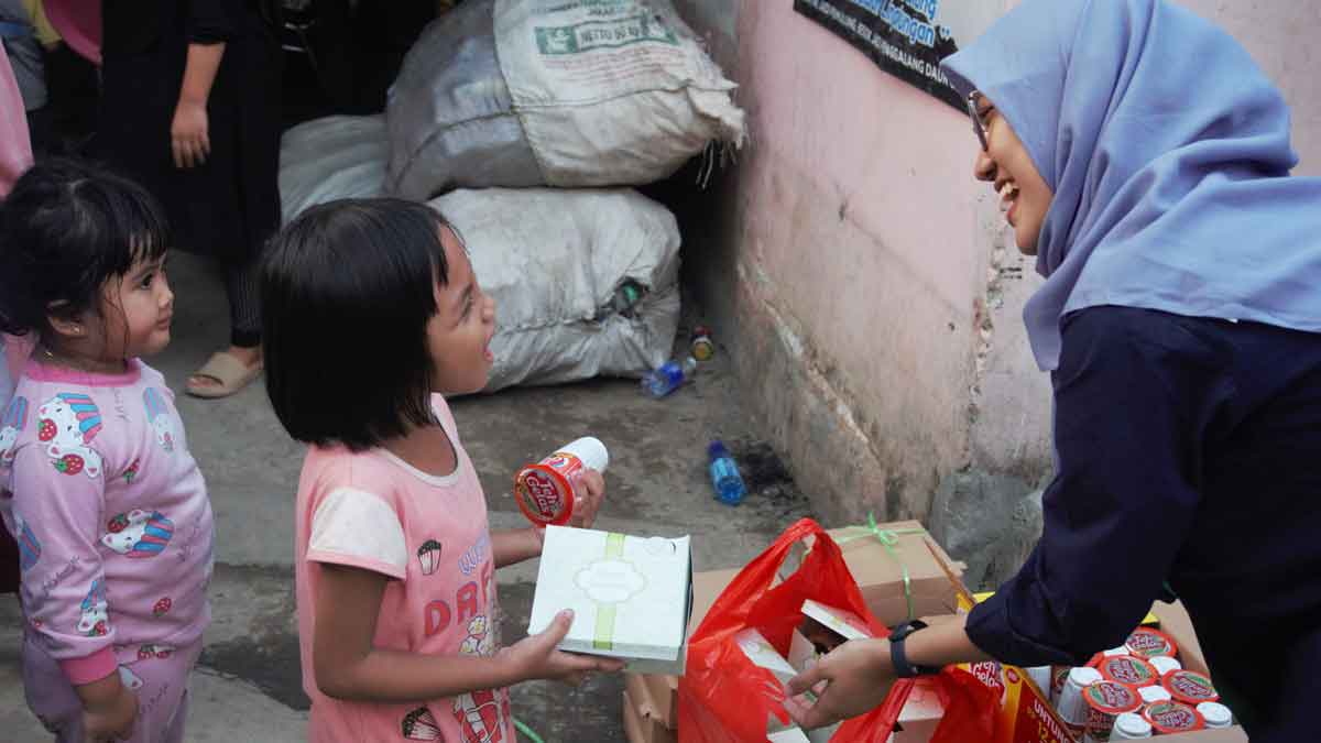 Gempita Ramadan assistance for waste-picker families in Pinang Ranti