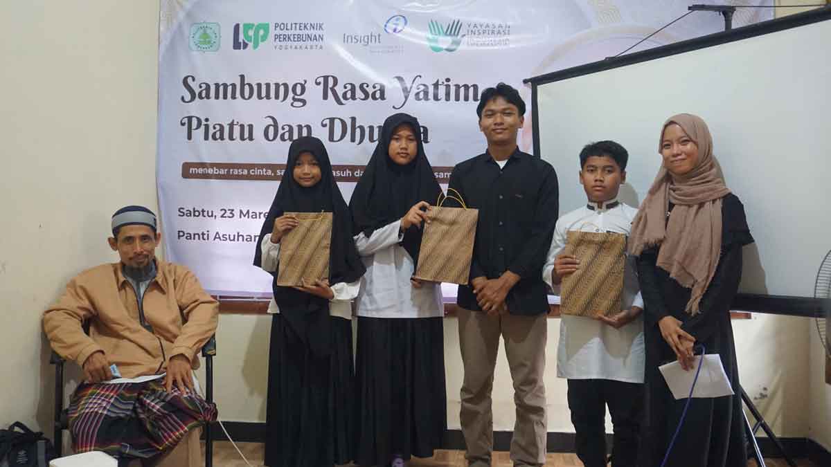 Scholarship students delivering Ramadan assistance at Graha Yatim Yogyakarta Scholarship students delivering Ramadan assistance at Graha Yatim Yogyakarta