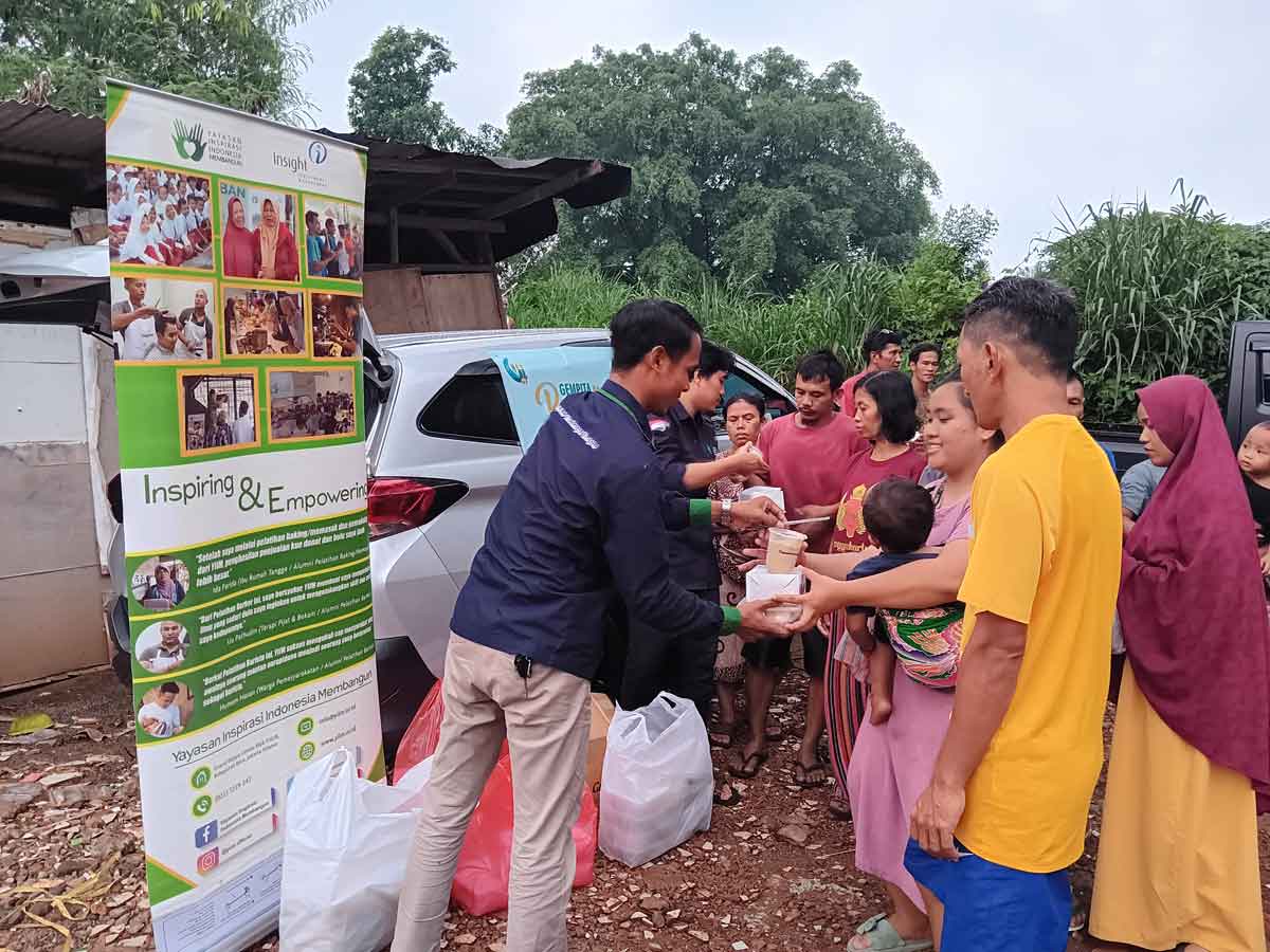 Ramadan food distribution and free haircuts in Pondok Pinang