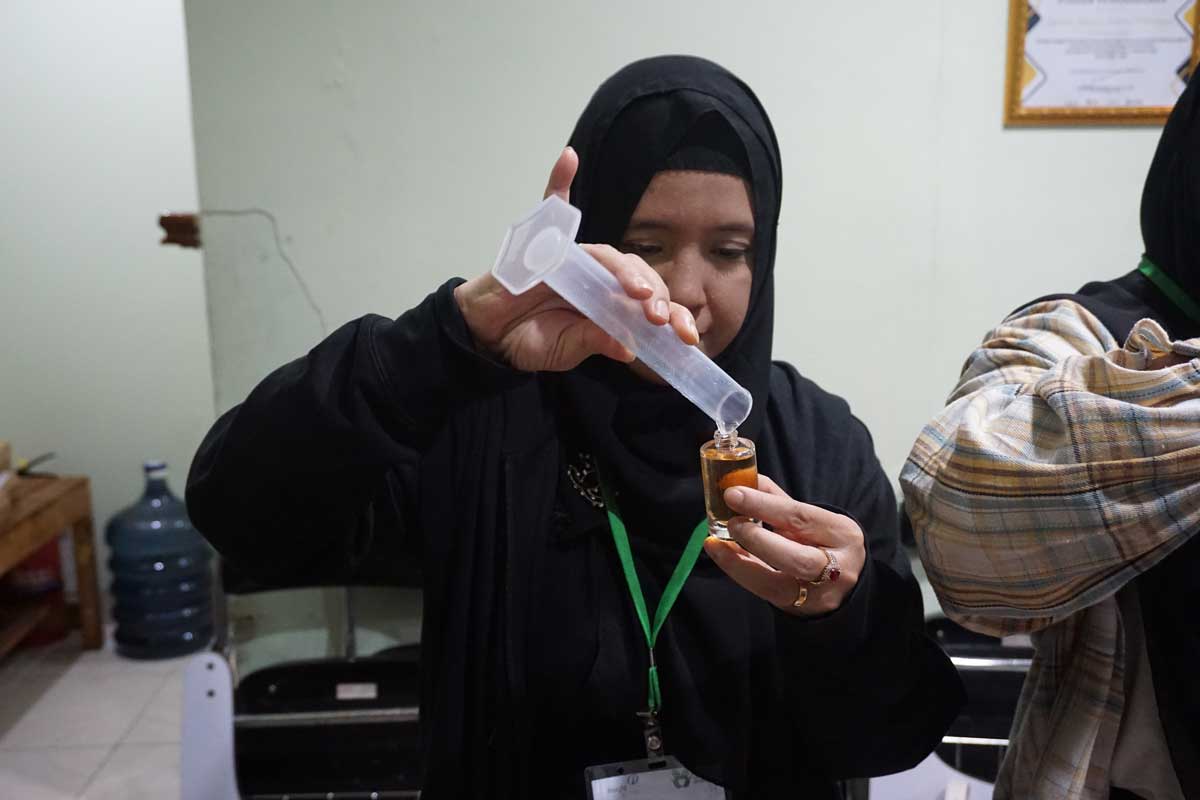 Participants learn perfume production and entrepreneurship skills Participants learn perfume production and entrepreneurship skills