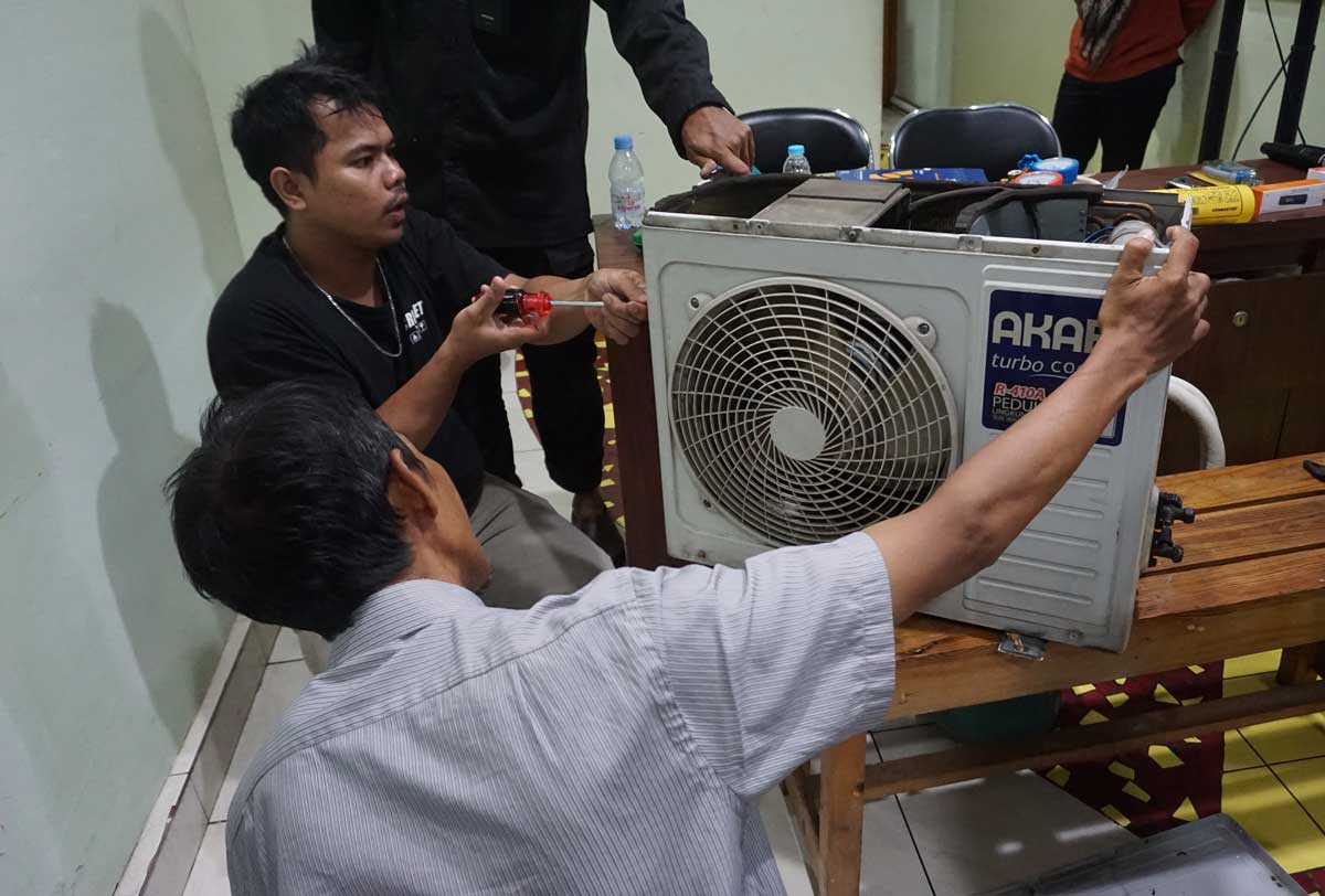 Participants practice air-conditioning cleaning and service skills Participants practice air-conditioning cleaning and service skills