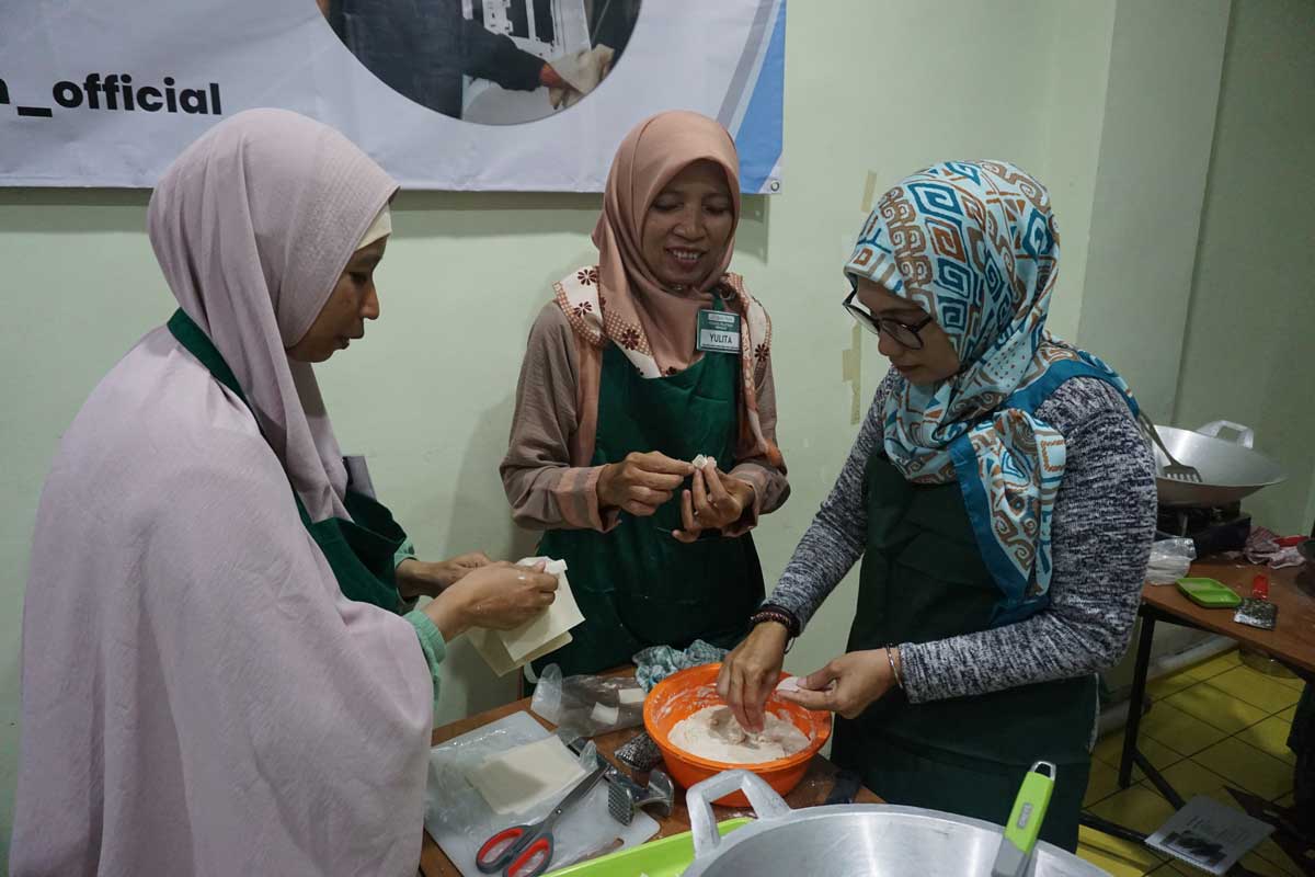 Inclusive modern-snack entrepreneurship training at the YIIM office