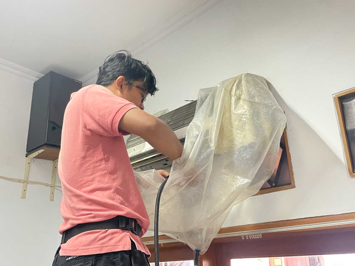 YIIM alumni clean air-conditioning units at Mushola Darussalam
