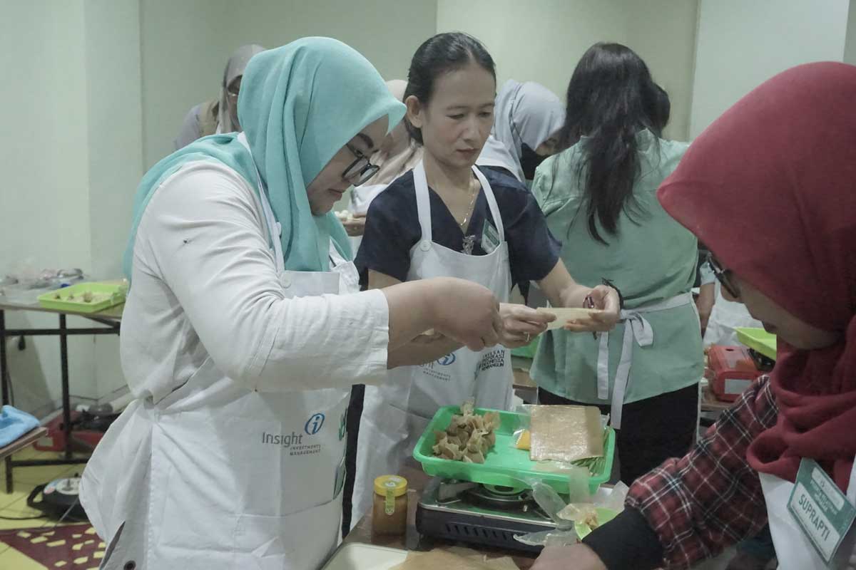 Participants practice making frozen food during YIIM entrepreneurship training