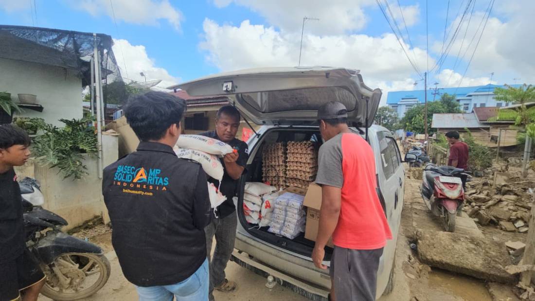Emergency logistics delivered to flood-affected residents in Dusun Setia, Aceh Tamiang